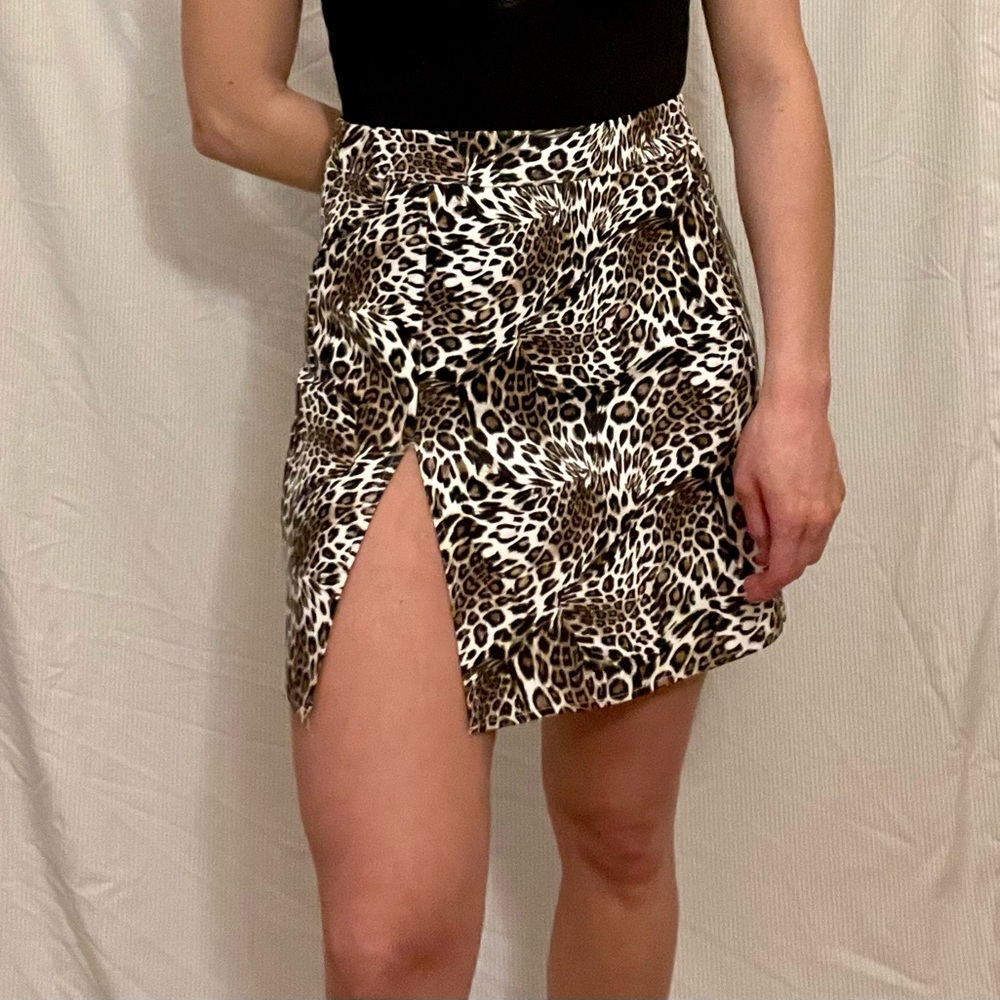Animal print side slit mini skirt